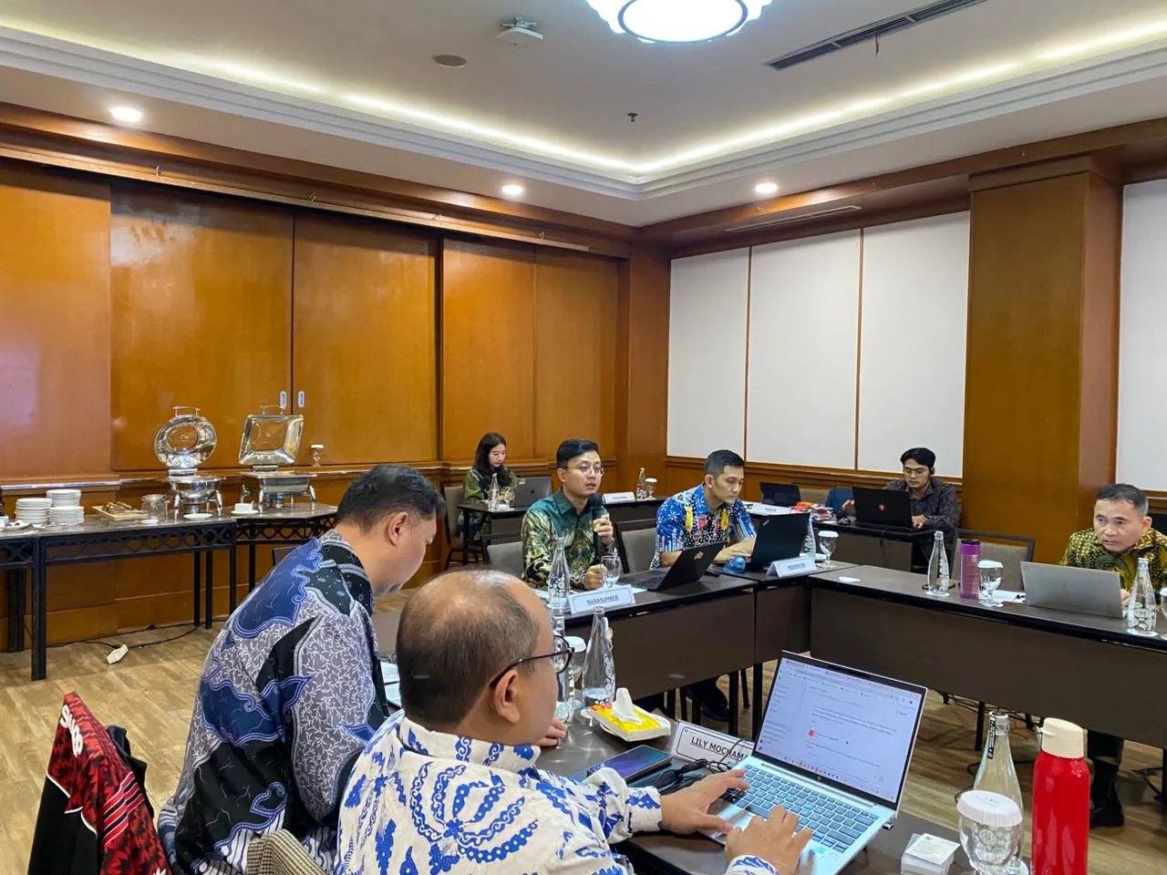 Leading a corporate AI training session